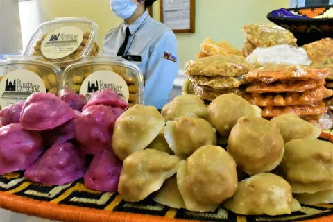  Variedad de dulces y postres colombianos exhibidos en La Puerta de la Catedral.