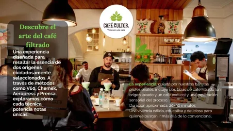 Barista ofreciendo una cata explicativa de café filtrado a los clientes en la barra principal del establecimiento.
