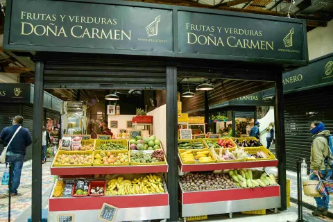 Una colorida y variada oferta de frutas y verduras se exhibe en el mercado, donde los productos frescos llenan los puestos y atraen a los compradores.