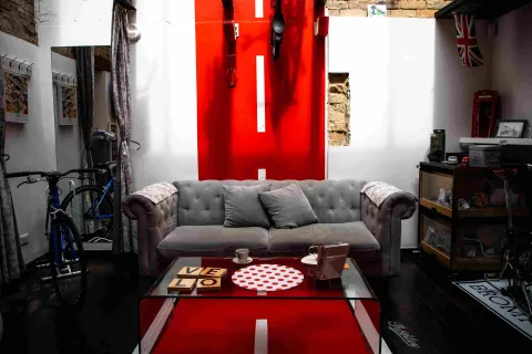 Espacio de descanso de Moovil, ambientado con bicicletas, objetos y detalles que reflejan la pasión por el ciclismo.