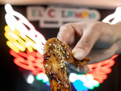  Alita de pollo glaseada con semillas de sésamo.