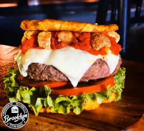 Hamburguesa artesanal con carne de res, queso, vegetales y una generosa combinación de ingredientes.