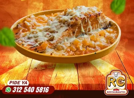  Lasaña horneada con salsa, carne y queso gratinado.