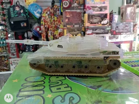 Tanque de juguete con diseño futurista y estructura transparente, ideal para los aficionados a los vehículos militares a escala y los juguetes de colección.