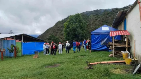 Un grupo de visitantes participa en una actividad al aire libre en el Parque Mirachuelo, rodeado de vegetación y montañas