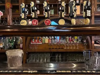 Barra de Wings Depot Gourmet con surtido de bebidas y grifos de cerveza.