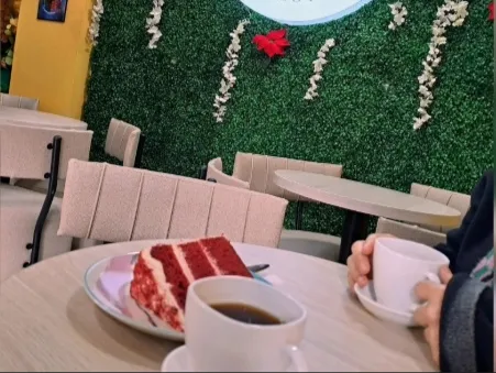 Café de origen y torta de frutos rojos en el acogedor ambiente de Bendito Café.
