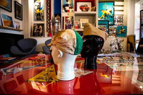 Colección de objetos y recuerdos del ciclismo en Moovil, con trofeos, miniaturas, fotografías y piezas de colección.