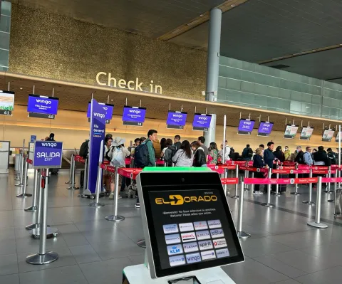Zona de check-in del Aeropuerto El Dorado, con pasajeros en fila frente a los mostradores de Wingo.