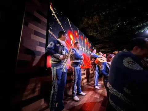 Grupo de mariachis interpretando música en vivo durante una presentación en Cantina La 15.