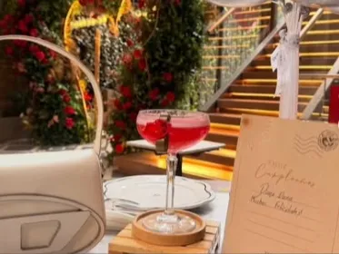 Cóctel servido junto a una mesa decorada, con un ambiente elegante y romántico en Storia D’Amore.