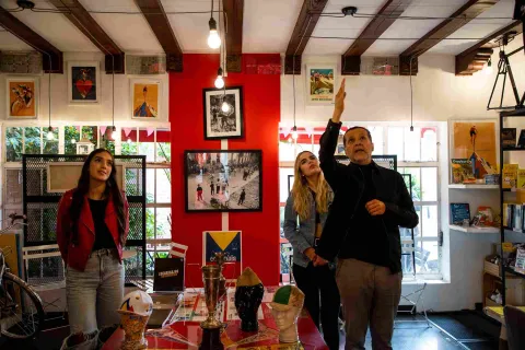 Visita guiada por Moovil, donde se comparten historias y recuerdos que hacen parte de la cultura ciclista colombiana.