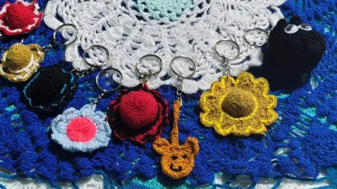  Llaveros tejidos a mano en crochet, con diseños coloridos de flores y figuras decorativas.