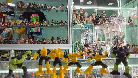 Vitrinas llenas de figuras coleccionables de anime, manga y superhéroes, con personajes de distintas series y películas. Un espacio ideal para descubrir piezas llamativas y revivir la emoción de las historias favoritas de los fanáticos de la cultura geek.