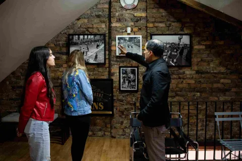 Recorrido por la colección de fotografías históricas de Moovil, donde visitantes conocen relatos y momentos emblemáticos del ciclismo colombiano.