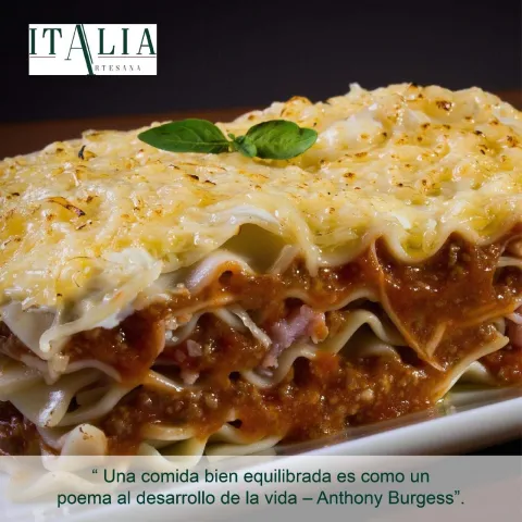 Lasaña artesanal de Italia Artesana, cubierta con queso gratinado y salsa de tomate.