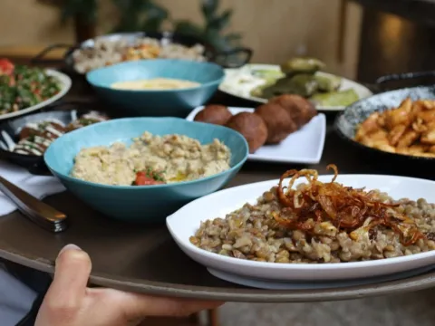 Selección de platos libaneses con hummus, kibbeh, falafel, lentejas y diferentes acompañamientos.