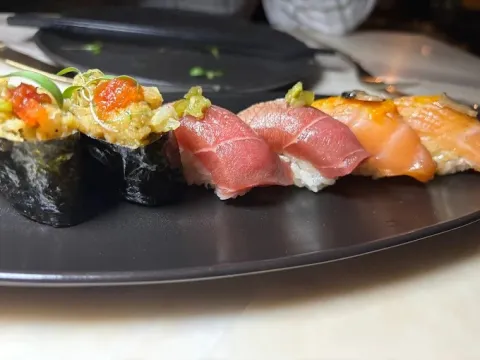 Selección de sushi con nigiris de atún y salmón, además de preparaciones con ingredientes frescos.