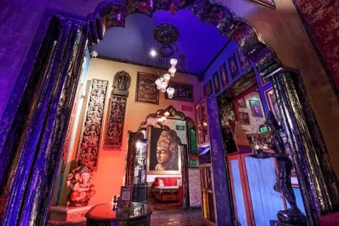 Kathmandu: Restaurante, Café, Galería
