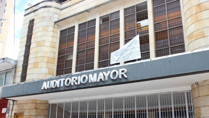Auditorio Mayo fachada en placa de piedra en primer plano con el aviso en letras blancas.