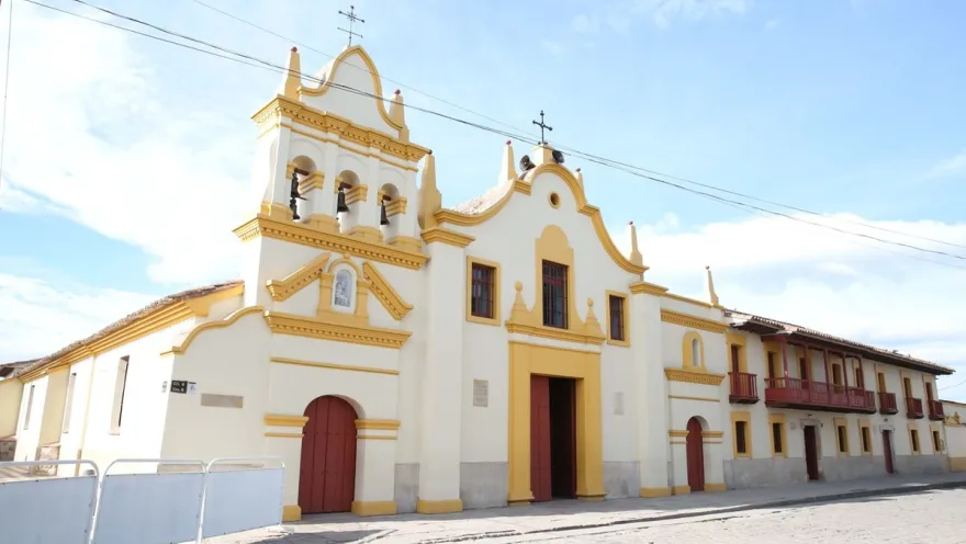 Santuario Nuestra Señora de la Salud en Bojacá fachada blanca de frente de día con cielo azul y sin personas. 