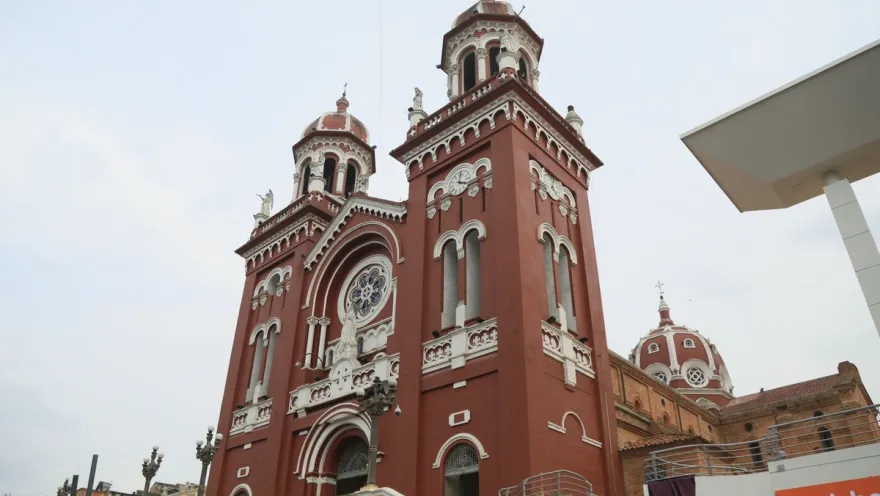  Parroquia Basílica Menor Inmaculada Concepción - Cáqueza fachada ocre y blanco en contrapicada con el cielo gris 
