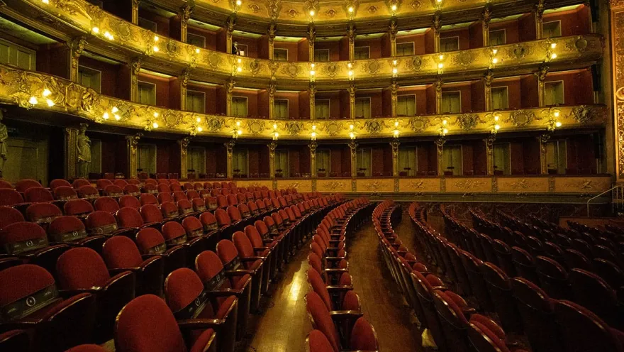 La Candelaria – Colón Theater, wide shot of the interior with empty seating and balconies.