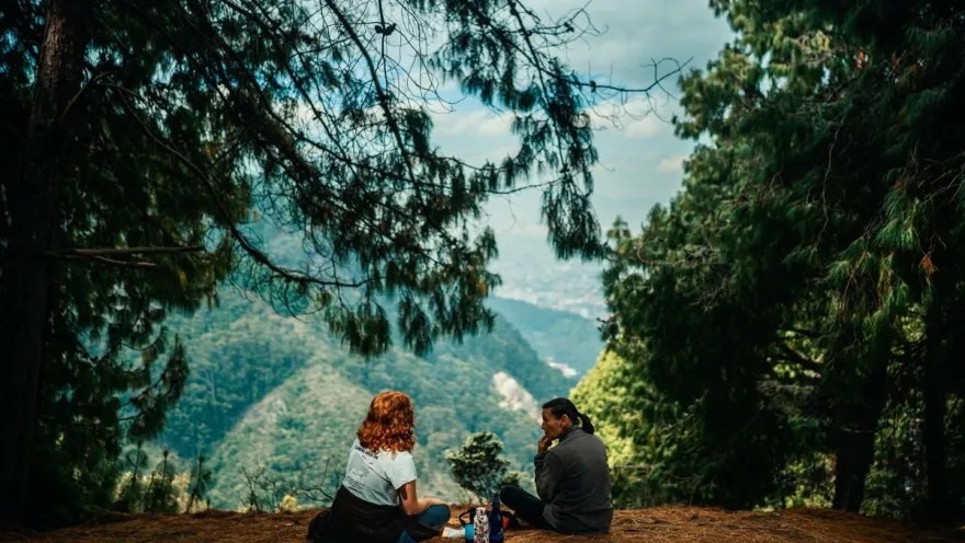 Sendero Quebrada La Vieja con dos mujeres sentadas en cima mirando al horizonte