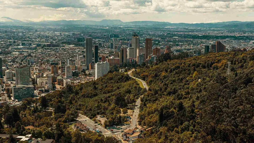 Sendero San Francisco - Vicachá vista de la ciudad desde el cerro de Monserrate y Avenida Circunvalar.