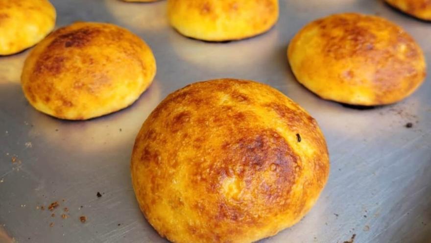 Primer plano de pandebonos recién preparados.
