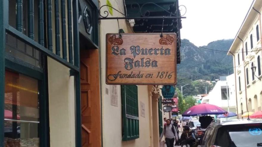 Fachada del restaurante La Puerta Falsa. Una persona camina alrededor.