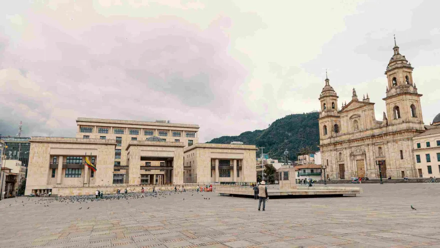 Plaza de Bolívar vista de sur a norte, al fondo el Palacio de Justicia y la Catedral Primada. 