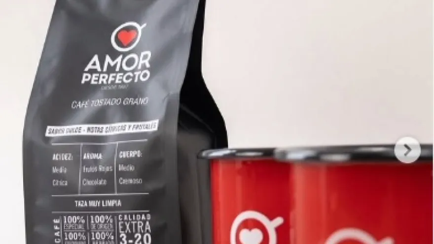 Un paquete negro de café con dos pocillos rojos.