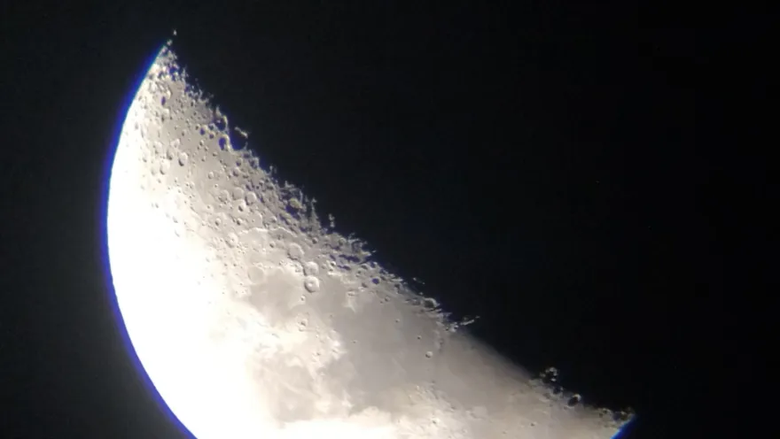 Media luna, o luna en cuatro creciente con un lado color blanco y un lado oscuro.