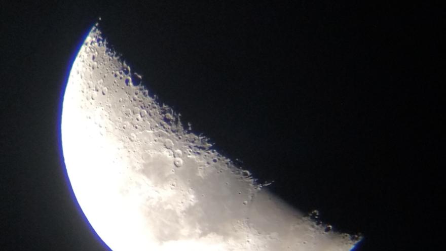 Media luna, o luna en cuatro creciente con un lado color blanco y un lado oscuro.