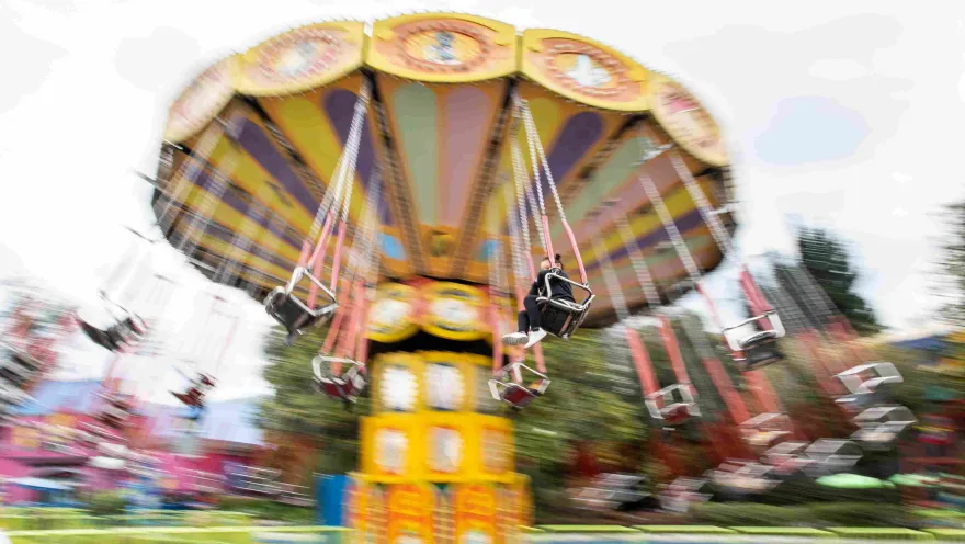 Una atracción mecánica en forma de hongo gigante de un parque de atracciones, que se mueve muy rápido.