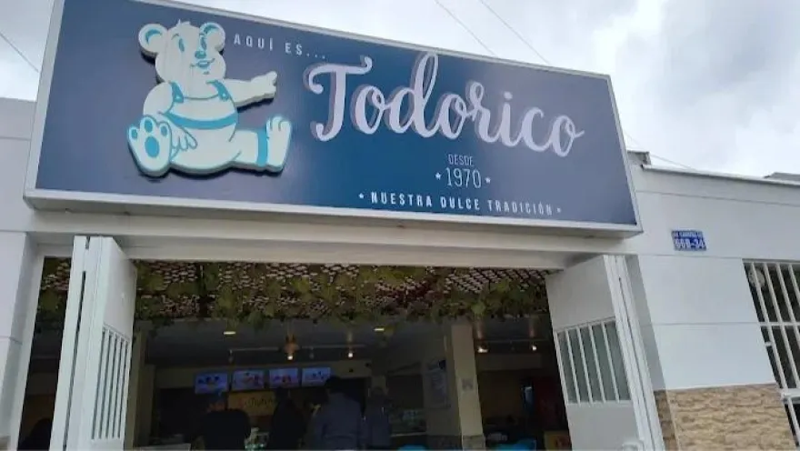 Fachada de local comercial donde sobresale un aviso con una leyenda que dice: "Todorico".