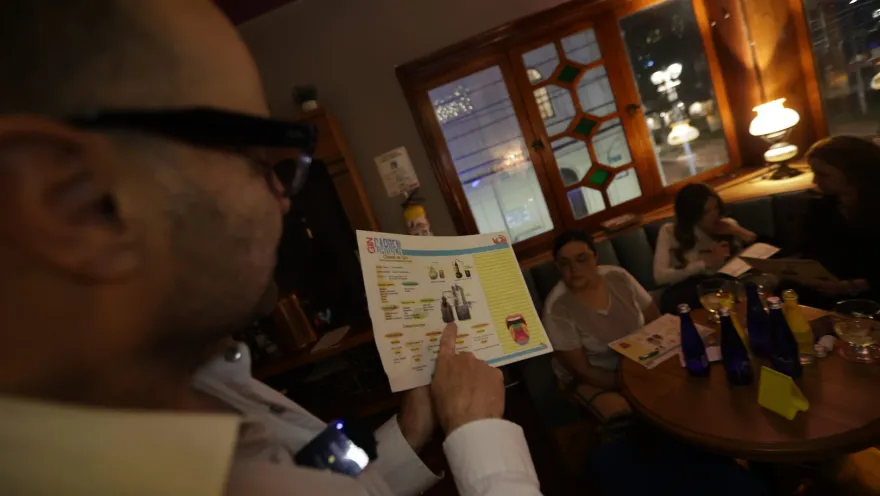 Un hombre explica a un grupo de mujeres algo que hay en un papel.