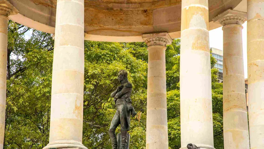 Bronze statue of Simón Bolívar, the Liberator, atop the pavilion's five stone columns.