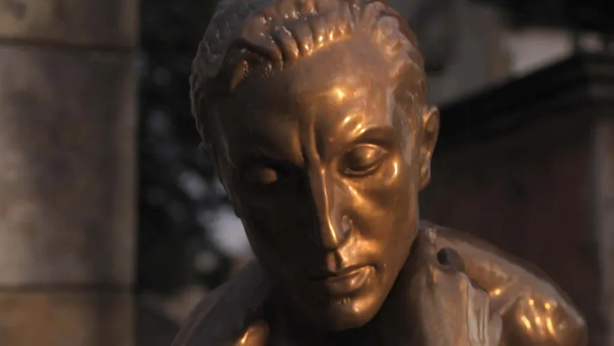 Bronze statue with a face that appears to be that of the national hero Simón Bolívar.