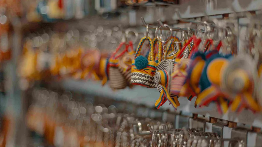  Primer plano de llaveros con objetos típicos colombianos como sombreros y mochilas.