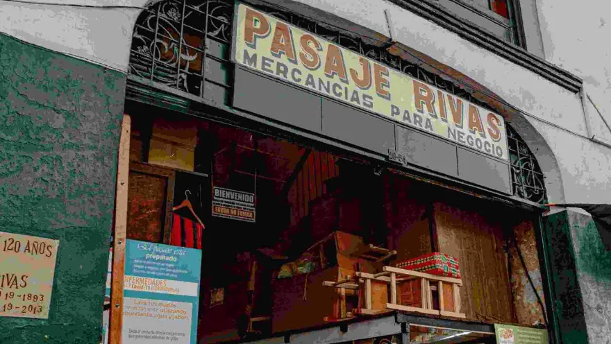 Fachada de entrada a un edificio antiguo en el que se destaca una leyenda que dice: "Pasaje Rivas"