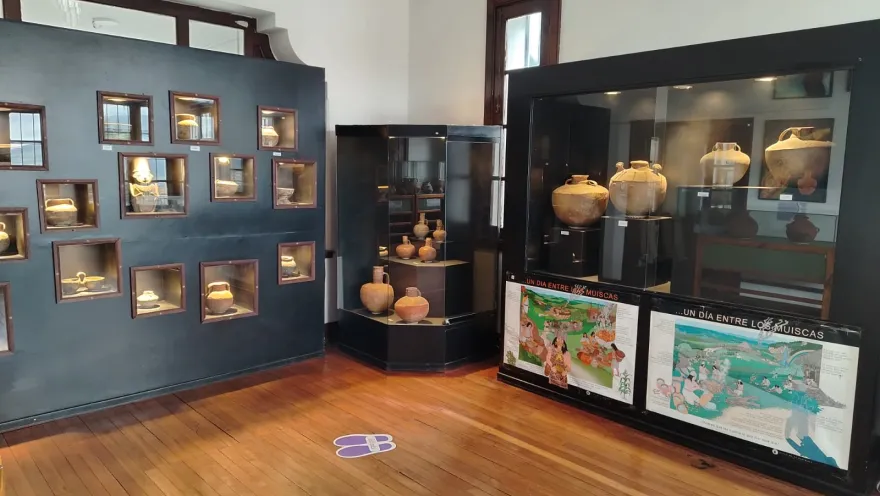  Museo con una variedad de cerámica y pinturas expuestas en un ambiente acogedor y cultural.