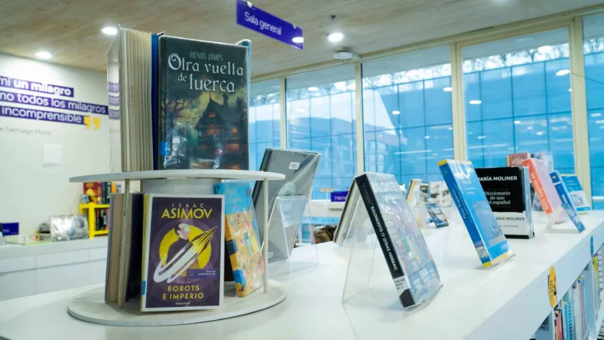 A library display with featured titles on modern shelves and a bright atmosphere that invites reading.
