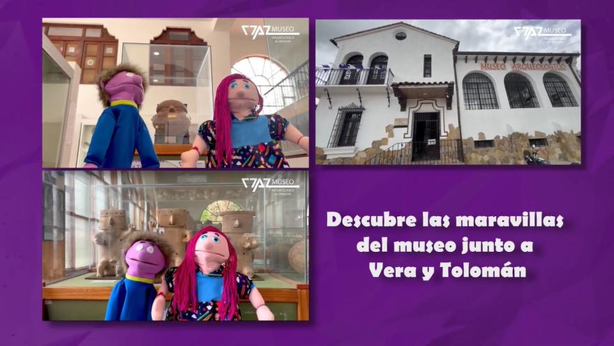 Imagen promocional del museo con fondo morado que muestra tres fotografías: dos títeres dentro de una sala de exposición junto a piezas arqueológicas, vitrinas con esculturas precolombinas y la fachada blanca del Museo Arqueológico. A la derecha aparece el texto: “Descubre las maravillas del museo junto a Vera y Tolomán”.