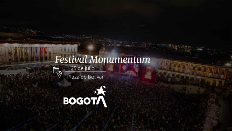 Toma nocturna aérea de la Plaza de Bolívar llena de gente frente a una gran tarima iluminada.