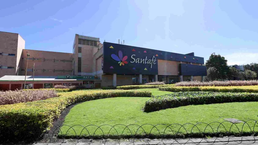 La fachada de Centro Comercial Santafé se abre hacia amplias zonas verdes cuidadosamente diseñadas, que aportan una sensación de tranquilidad y armonía. Un entorno agradable que complementa la experiencia de visitar uno de los grandes referentes comerciales del norte de Bogotá.