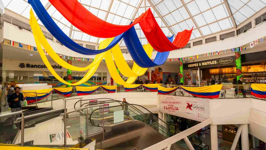 Una vista exterior del Centro Comercial Galerías refleja la dinámica urbana de este tradicional sector de Bogotá, entre comercio, peatones y el movimiento constante de sus calles.