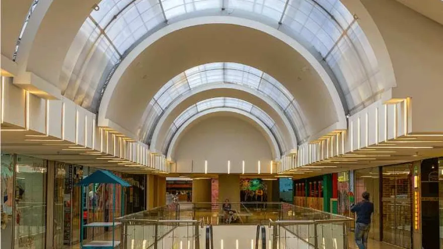  Los amplios pasillos y la imponente cubierta curva del Centro Comercial Metrópolis crean un ambiente moderno y luminoso, pensado para recorrer con comodidad sus diferentes espacios comerciales.