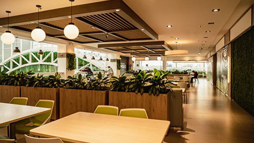 Amplia y moderna zona de comidas del Centro Comercial Atlantis, un espacio cómodo y luminoso para disfrutar de diferentes sabores y momentos de descanso.
